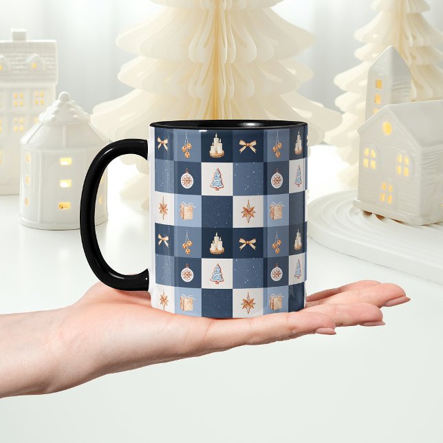 Mug À damiers de Noël avec des ornements (Créateur téléchargé)