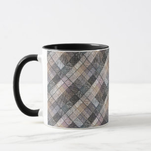 Mug à damiers gris.