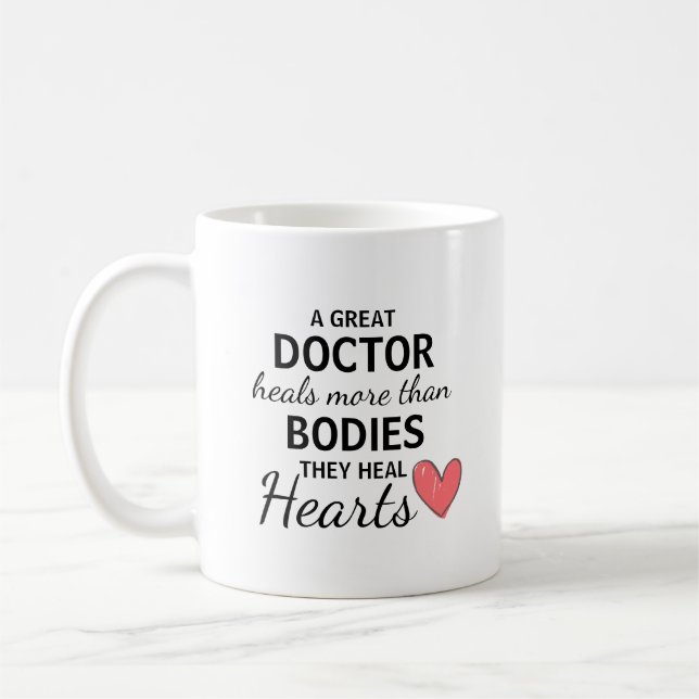 Mug A Great Doctor Heals Hearts Personalized (Gauche)