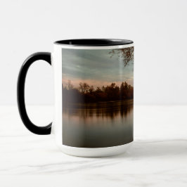 Mug A soumis un coucher du soleil sur le fleuve