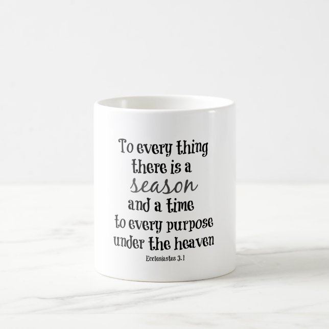Mug À tout il ya une saison Bible Verse (Centre)