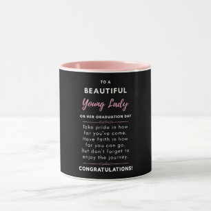Mug À Une Belle Jeune Dame Le Jour De Son Diplôme