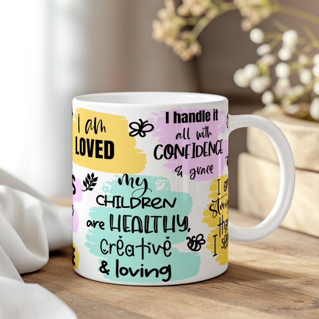 Mug Affirmation de maman Cadeau de la fête des mères (Mom's Affirmation Mother's Day Gift Coffee Mug on a boho wooden table.)