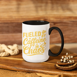 Mug Alimenté par la caféine et le chaos Drôle et sarca