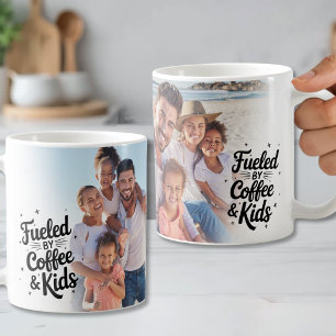 Mug Alimenté par le café et les enfants Photo drôle de