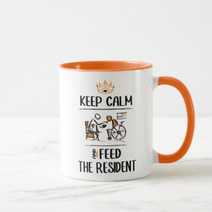 Mug Alimentez le Résident. Assistant en soins infirmie