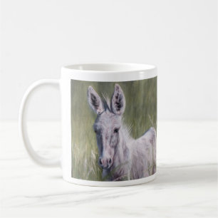 Mug âne blanc dans l'herbe