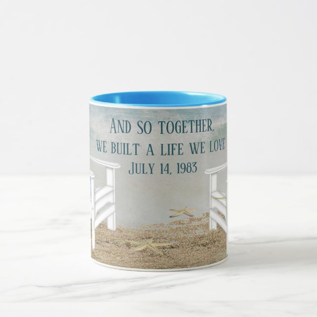 Mug Anniversaire des chaises de plage pour conjoint (Centre)