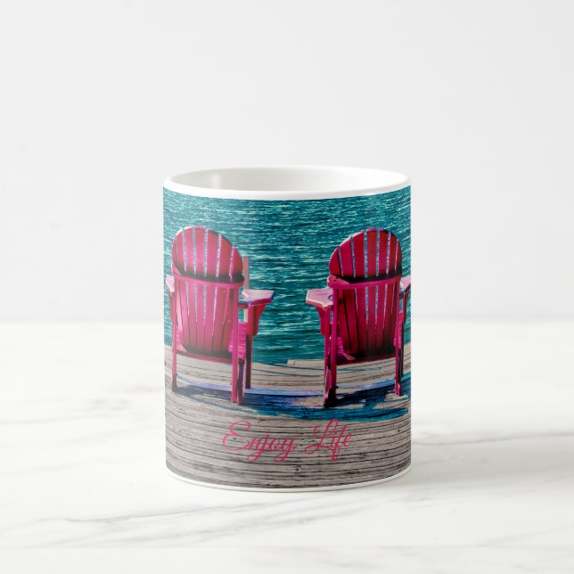Mug Appréciez la vie aux chaises rustiques (Centre)