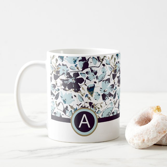 Mug Aquarelle bleu monogramme Floral (Monogram Blue Watercolor Floral Coffee Mug from Studio Posies.)