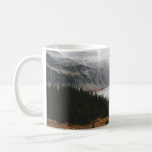 MUG ARBRES VERTS PRÈS DU CORPS CALME D'EAU