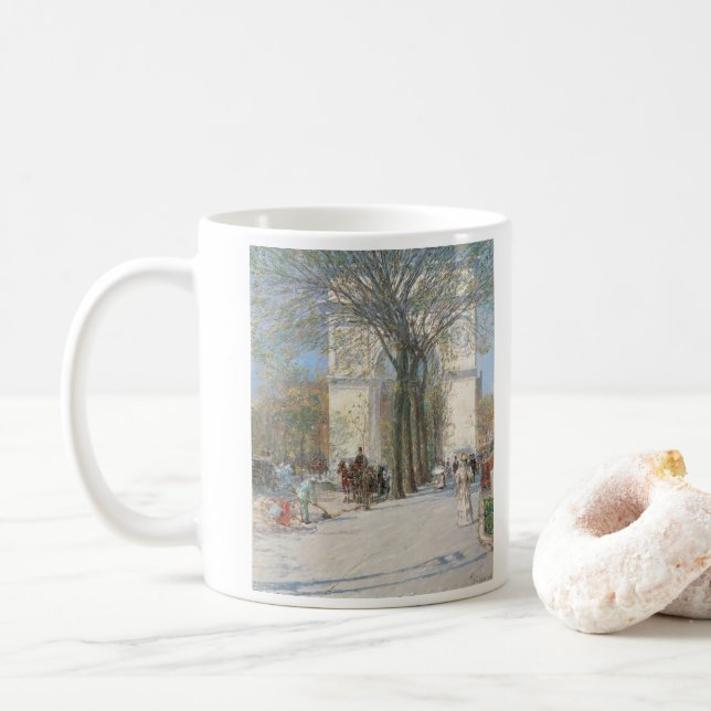Mug Arc de Washington, Printemps par Frederick Childe  (Avec donut)