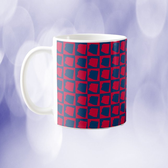 Mug Arizona Motif rouge et bleu (A mug with a red and blue pattern featuring the US state of Arizona.)