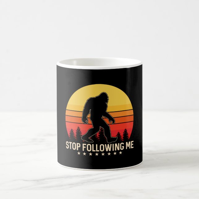 Mug Arrêtez de me suivre | Design rétro Bigfoot (Centre)