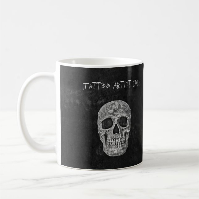 Mug Artiste de tatouage noir blanc de la tête gothique (Gauche)