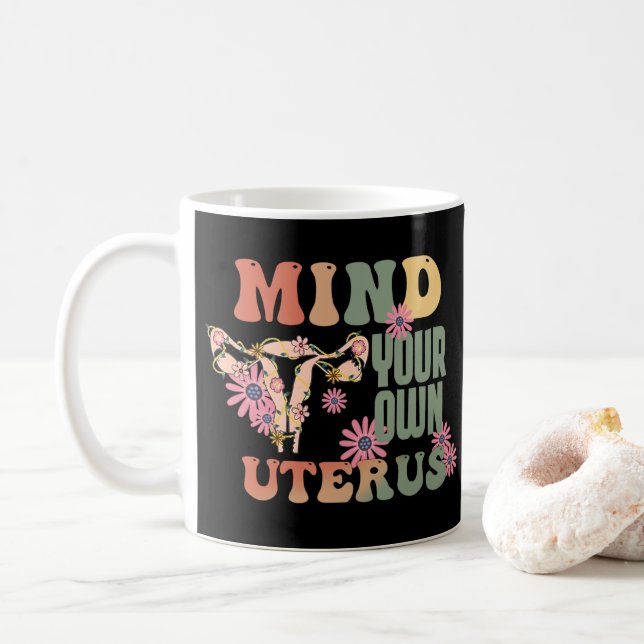 Mug Attention à votre propre utérus (Avec donut)