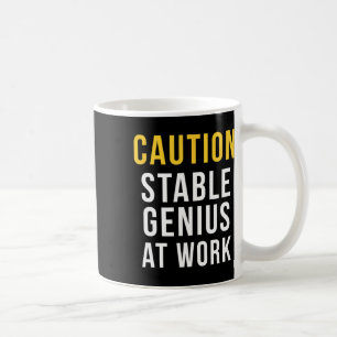 Mug Attention Génie Stable Au Travail Anti-trump Noir
