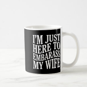 Mug (Au dos) Je suis juste là pour embarrasser ma femm