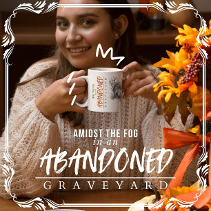 Mug Au milieu du brouillard dans un cimetière abandonn