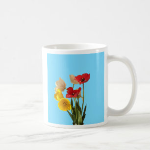 Mug aux tulipes fraîchement coupées