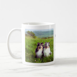 Mug avec des abris dans une prairie