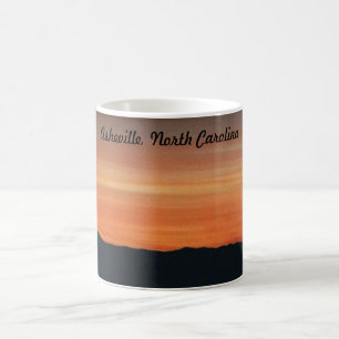 Mug avec la scène du coucher du soleil de montagne