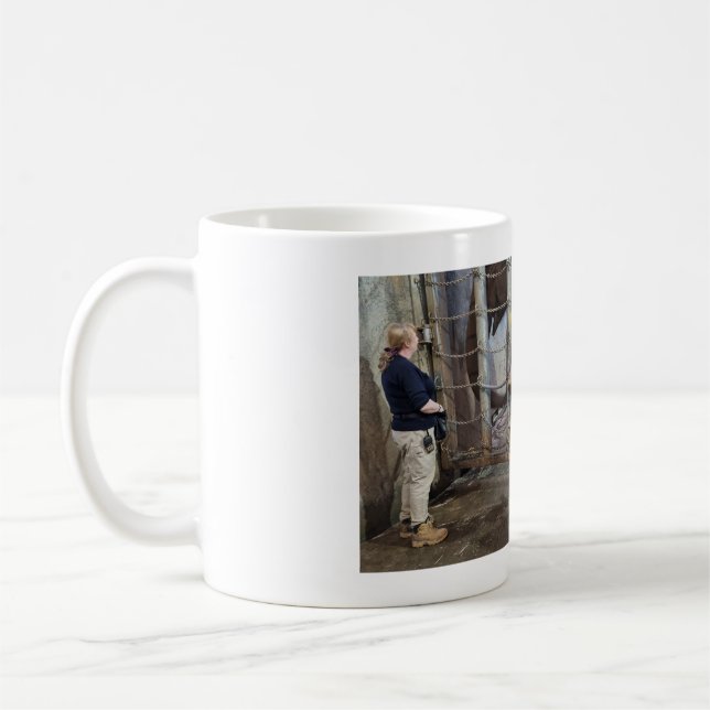 Mug avec une photo d'une dame et d'un éléphant. (Gauche)