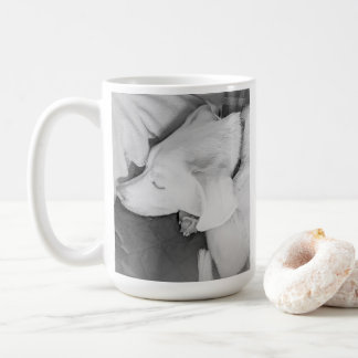 Mug B & W Photo de beau chien blanc dormant