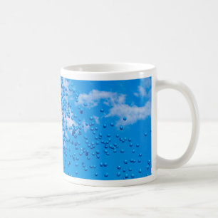 Mug Ballons de jouet bleus dans le ciel