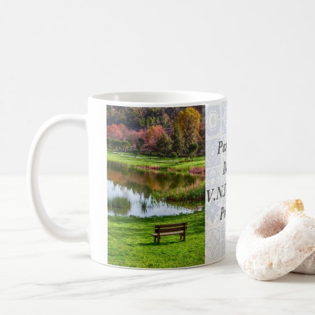 Mug Banc de jardin donnant sur lac/étang (Avec donut)
