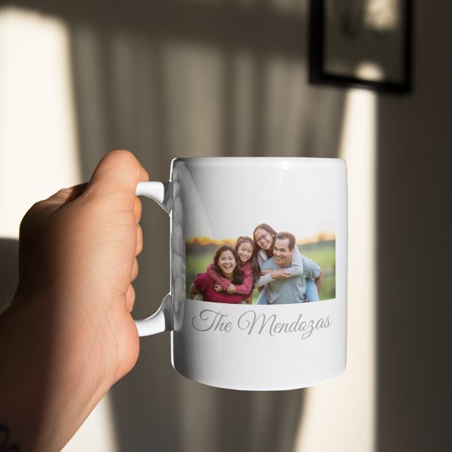 Mug Bande d'instantané de signature (Coffee mug with horizontal photo strip and soft gray script text on a clean white backdrop.)