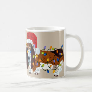 Mug Basset embrouillé dans des lumières de Noël