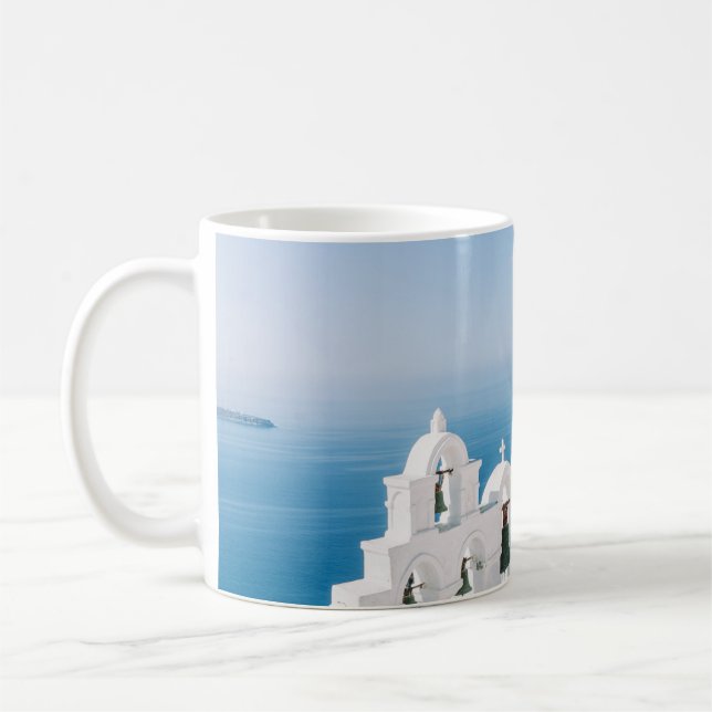 Mug Bâtiment en béton blanc près du plan d'eau dans  (Gauche)