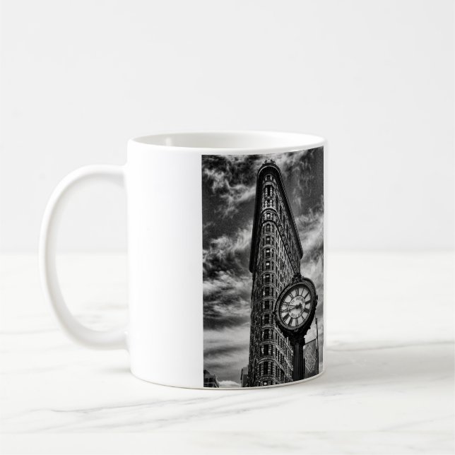 Mug Bâtiment et horloge de Flatiron en noir et blanc (Gauche)