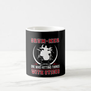 Mug Batteur un qui frappant la chose avec le bâton