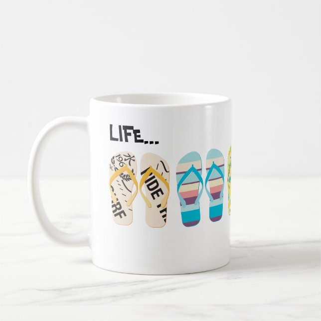 Mug Beach Flip Flops La vie est meilleure à la plage. (Gauche)