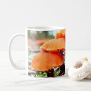 Mug Beau bouquet de champignons sauvages dans un champ