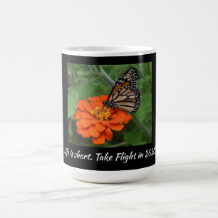 Mug Beau débarquement de papillon sur la fleur d'oran