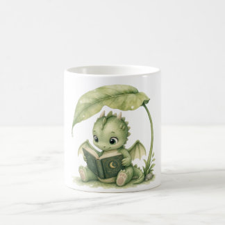Mug Bébé dragon lisant sous une histoire de feuillage