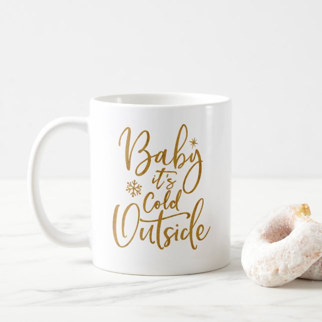 Mug Bébé, il fait froid en dehors de Gold Script White (Avec donut)