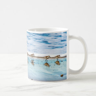 Mug Bécasseaux fonctionnant le long de la plage
