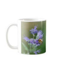 Belle abeille sur fleur bleue