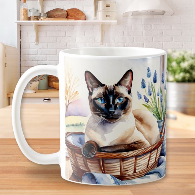 Mug Belle Siamese Chat Pet race Élégante Art Feline (A mug with Siamese cat illustration on both sides. The cat has blue eyes and is in a wicker basket)