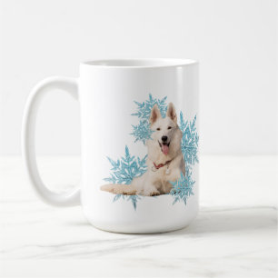 Mug Berger allemand blanc posé dans les flocons de nei