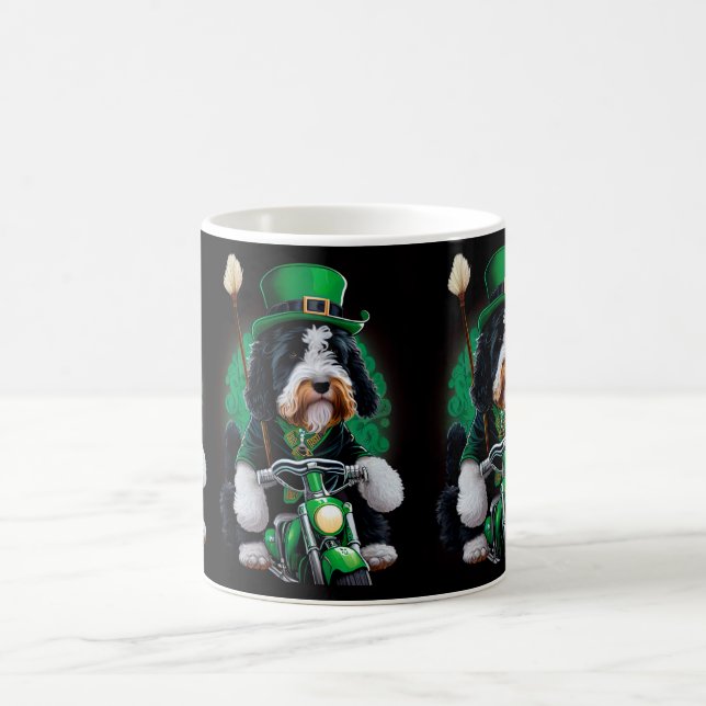 Mug Bernedoodle Chien conduisant vélo St. Patrick's Da (Centre)