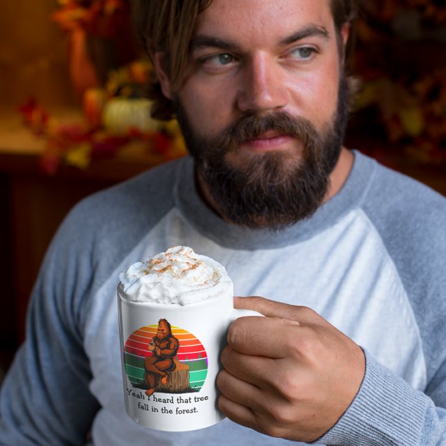 Mug Bigfoot Ouais j'ai entendu cet arbre tomber dans l (Créateur téléchargé)
