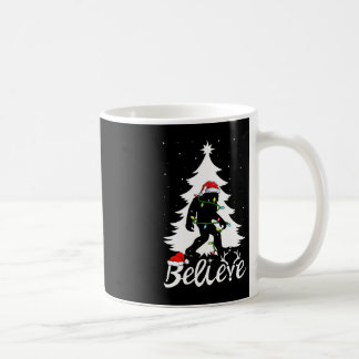 Mug Bigfoot portant Noël Arbre Sasquatch Croyant