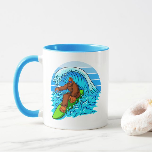 Mug Bigfoot Surf Riding The Waves Fun Sasquatch (Avec donut)