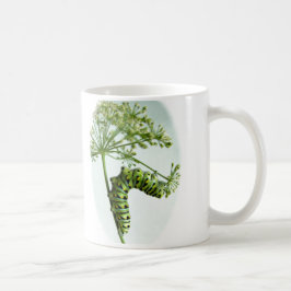 Mug Black Swallowtail Caterpillar mangeant du persil