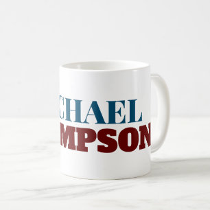 mug blanc avec nom de la police de serif bleu roug